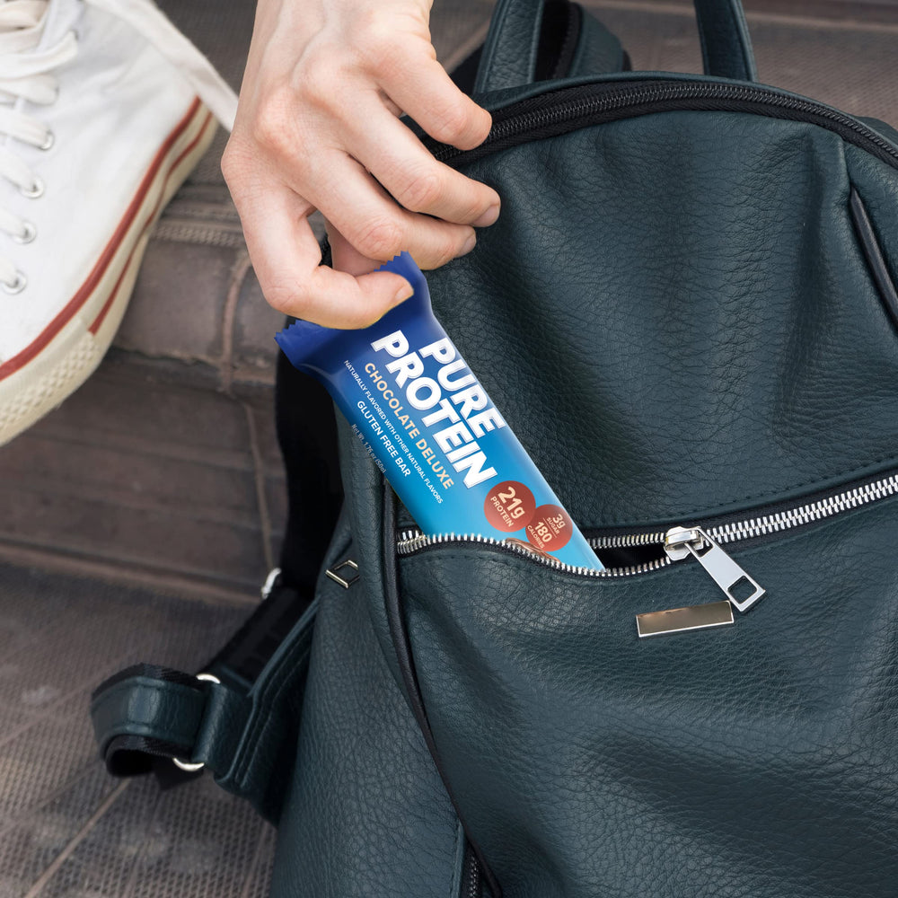 Pure Protein barrita sobre toalla de gimnasio, snack portátil para estilos de vida activos