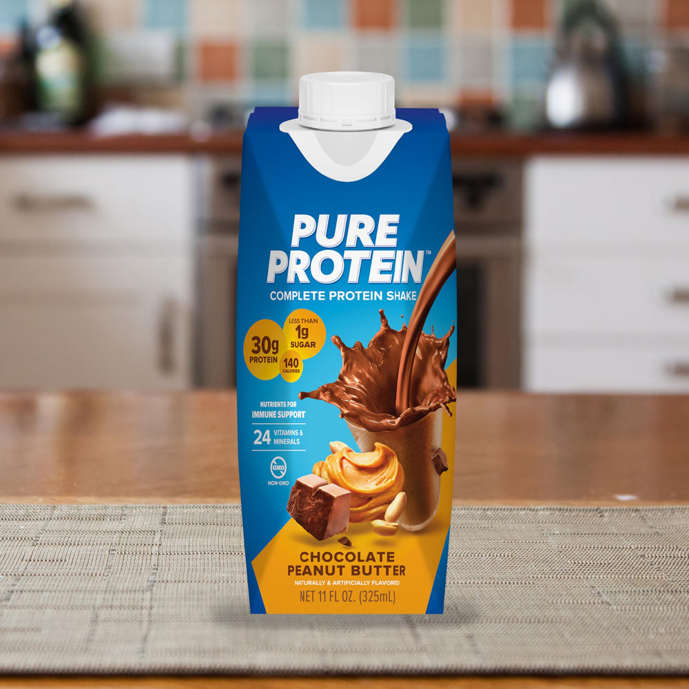 Pure Protein en mochila de gimnasio ilustrando uso post-entreno y recuperación rápida