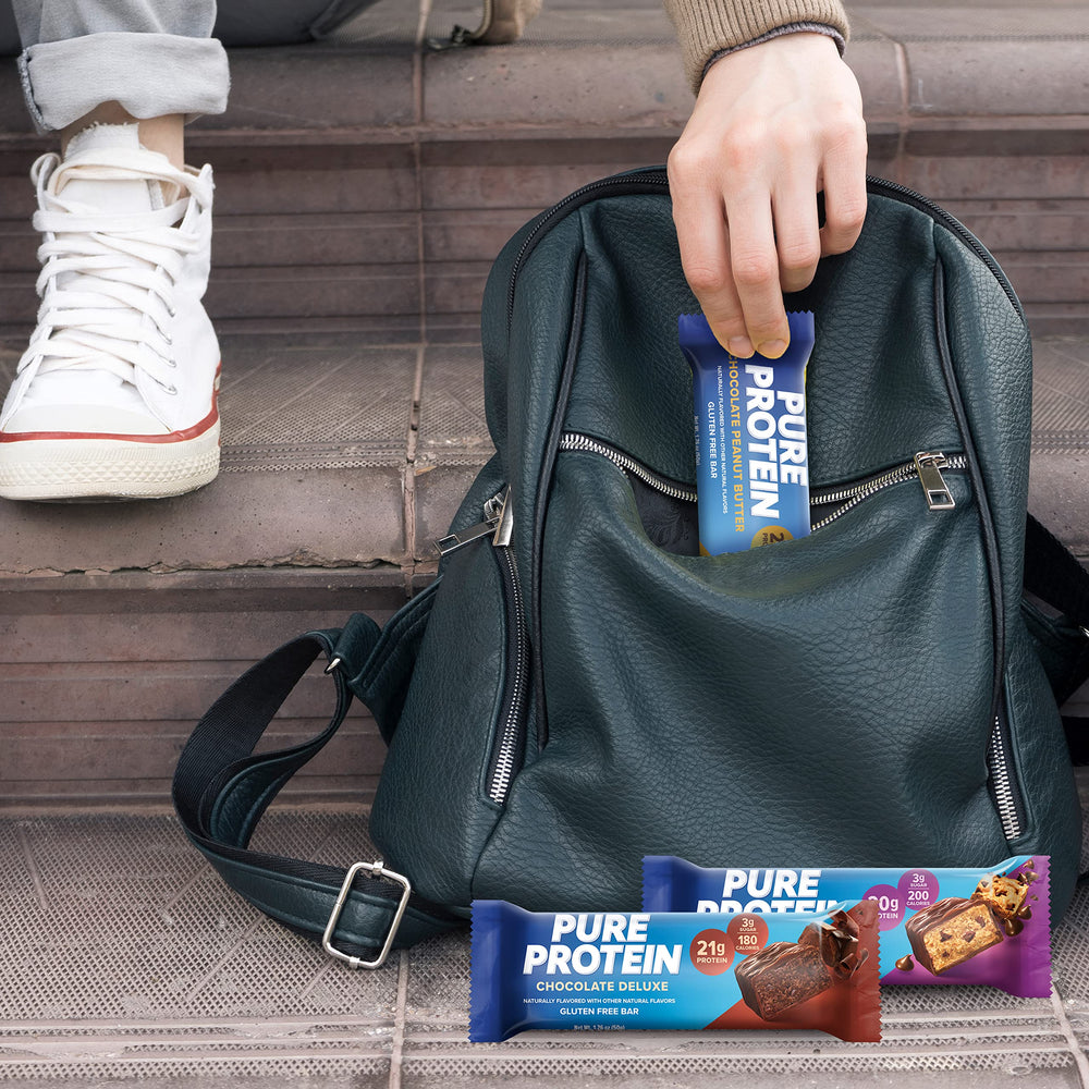 Pure Protein Chocolate Peanut Butter enfoque en cobertura y sabor cremoso