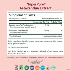 PURE SYNERGY cápsula en mano indicando fácil ingestión y dosificación
