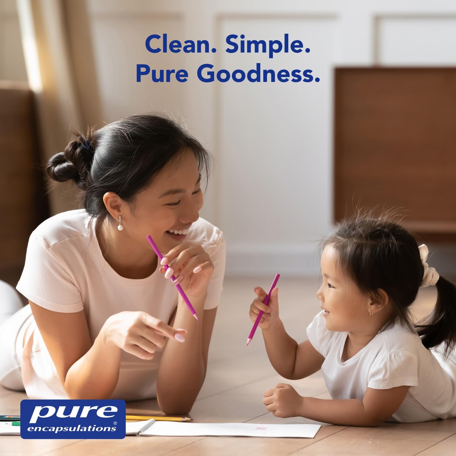 Pure Encapsulations frasco junto a monedas para referencia de escala y porción