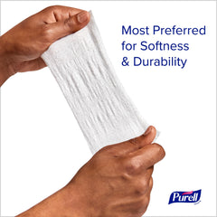 Purell toallita en uso limpiando manos, práctica para llevar