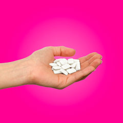 PUR Gum bolsa resellable abierta mostrando chicles, mantiene frescura