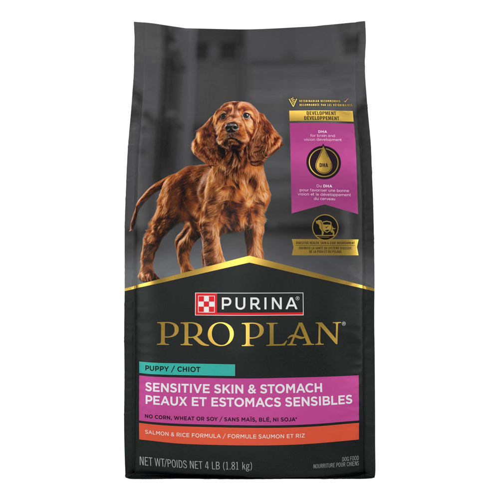 Purina Pro Plan paquete 4 lb en mano para comparar tamaño y porción práctica