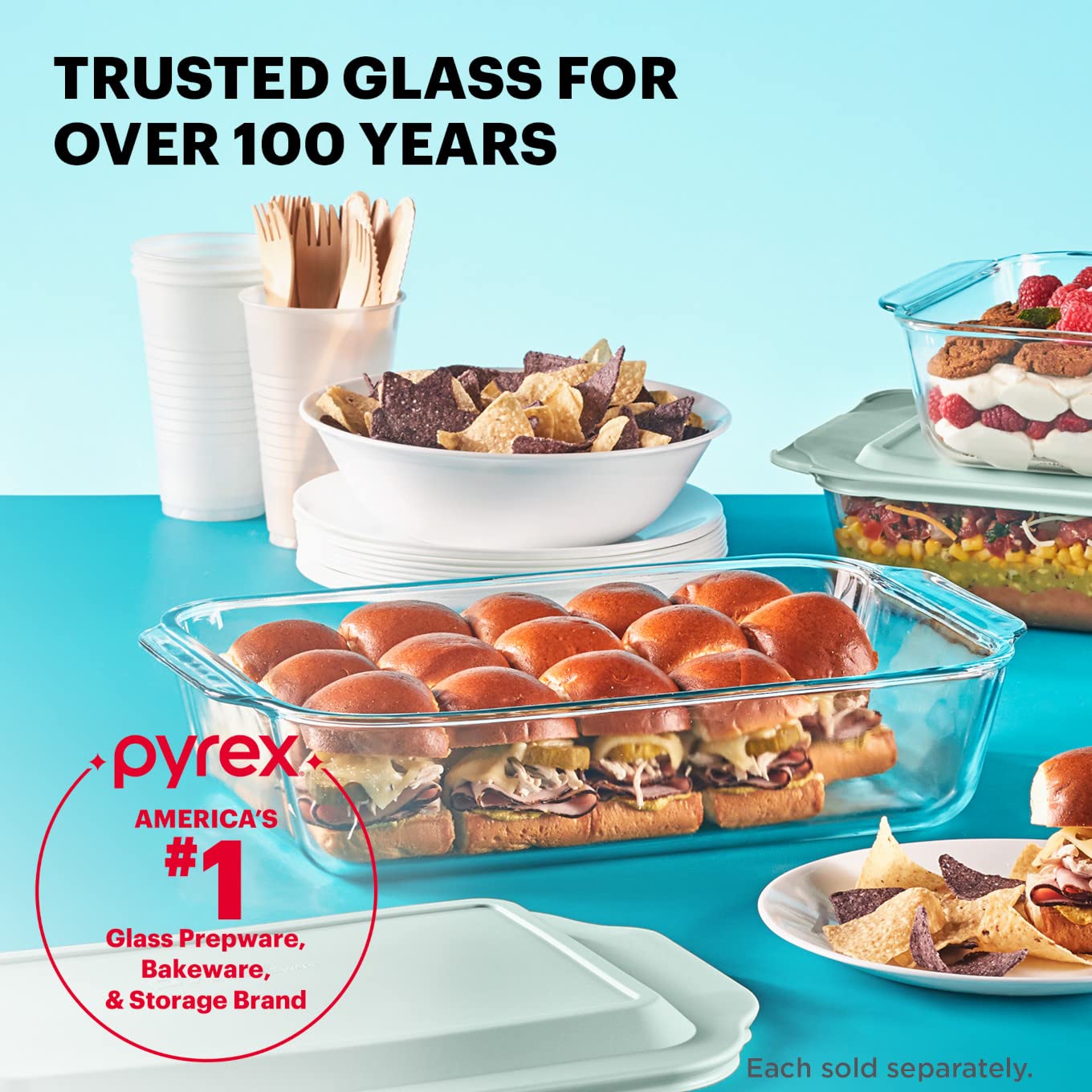 Pyrex fuente junto a objetos cotidianos para comparar tamaño y porciones