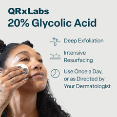 Detalle de la textura de una toallita QRxLabs que demuestra su suavidad exfoliante