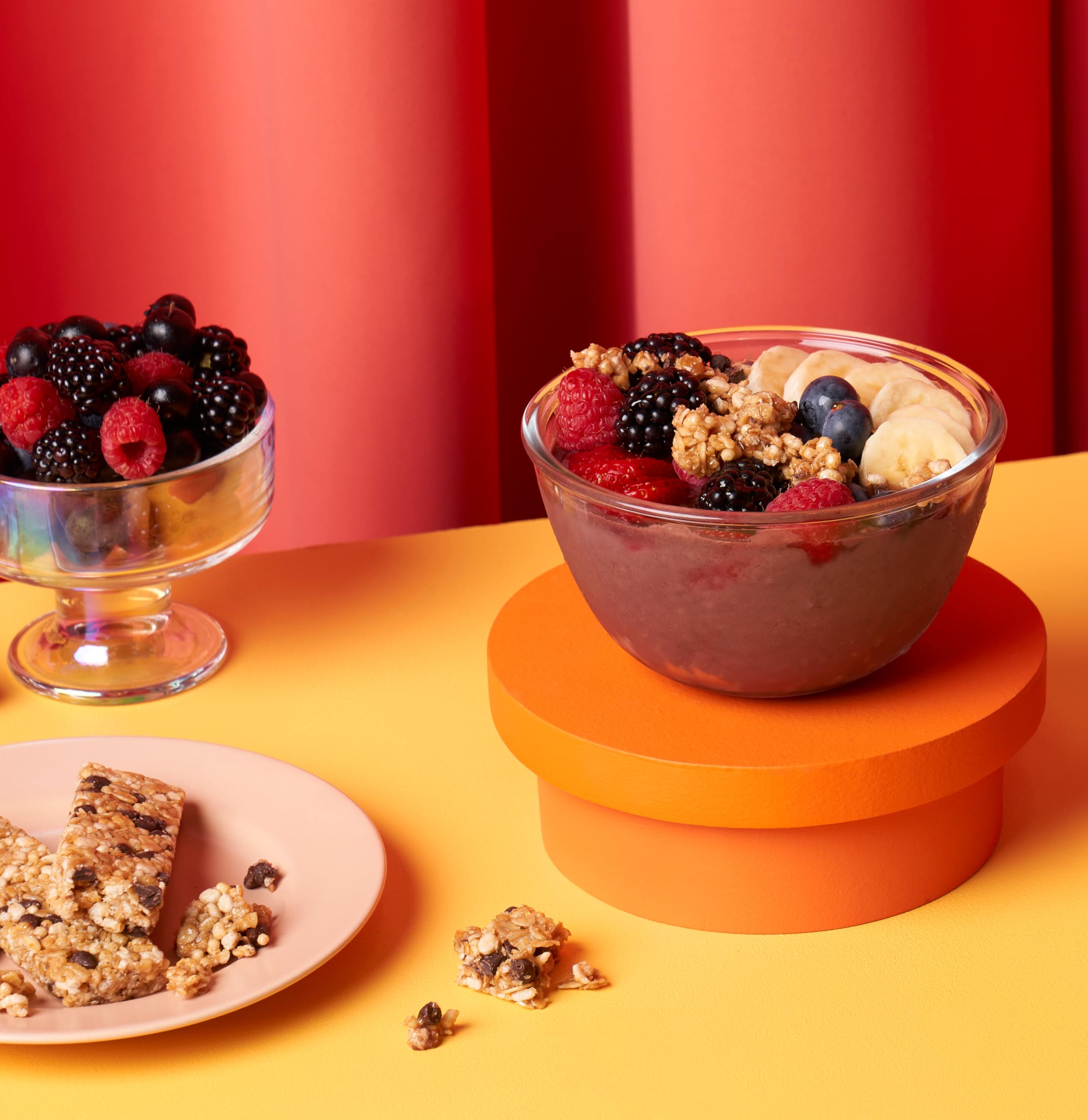 Quaker Chewy escena de merienda cotidiana con barras y bebida para compartir