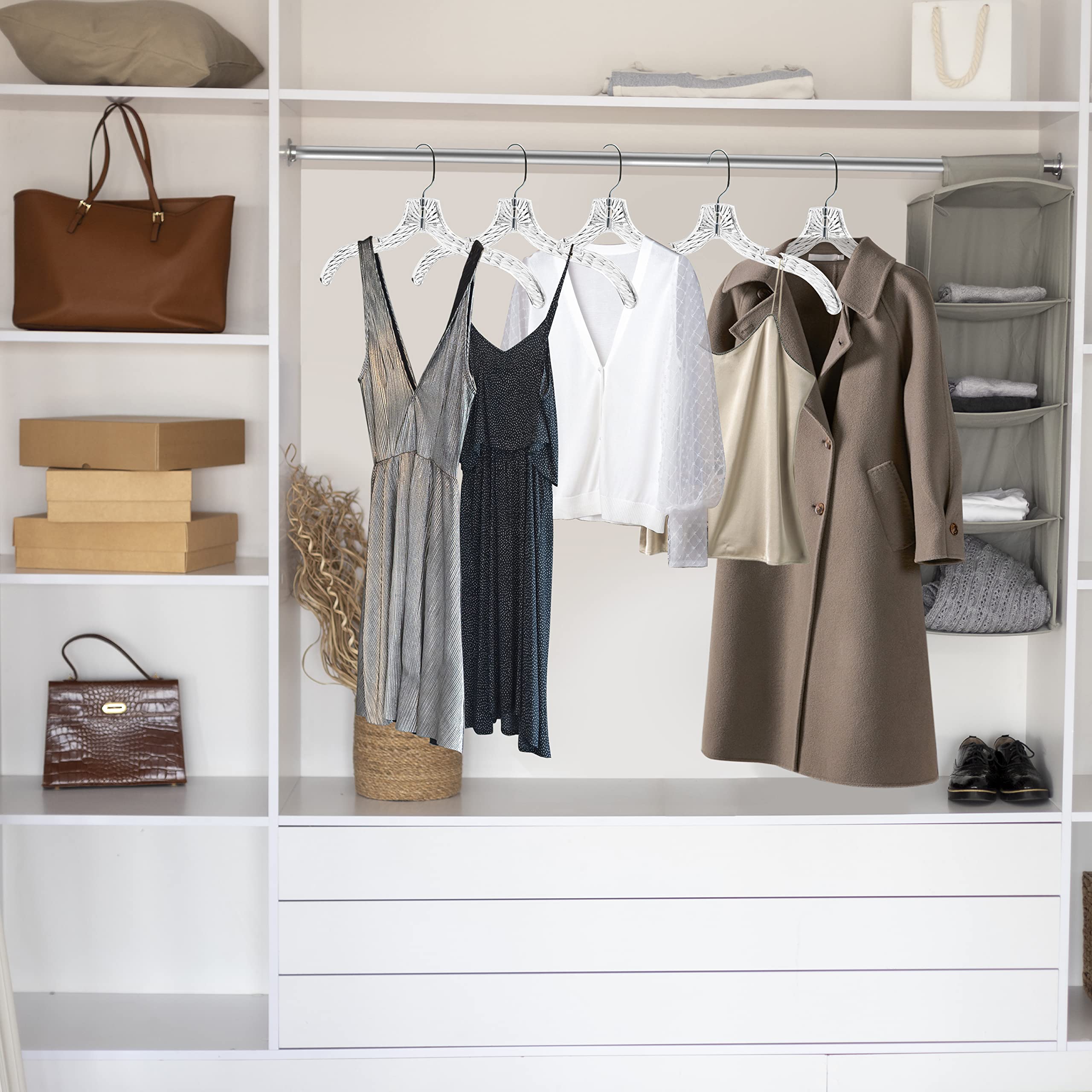 Quality Hangers armario organizado con perchas transparentes, estética limpia