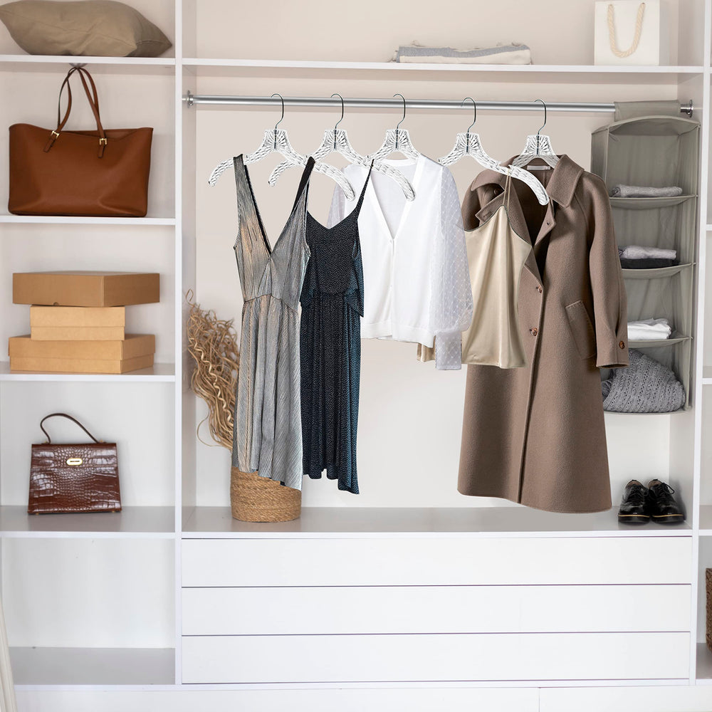 Quality Hangers armario organizado con perchas transparentes, estética limpia