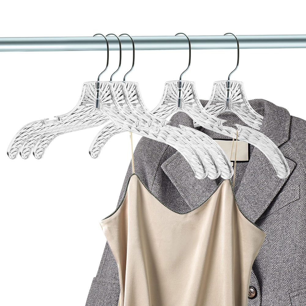 Quality Hangers percha colgando una camisa en armario, resistencia visible