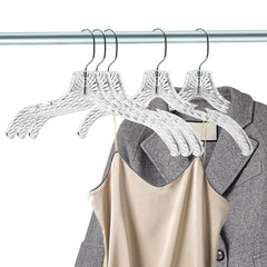 Quality Hangers percha colgando una camisa en armario, resistencia visible