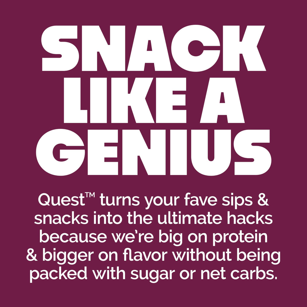 Quest barra Birthday Cake en una mochila de gimnasio simulando snack postentreno