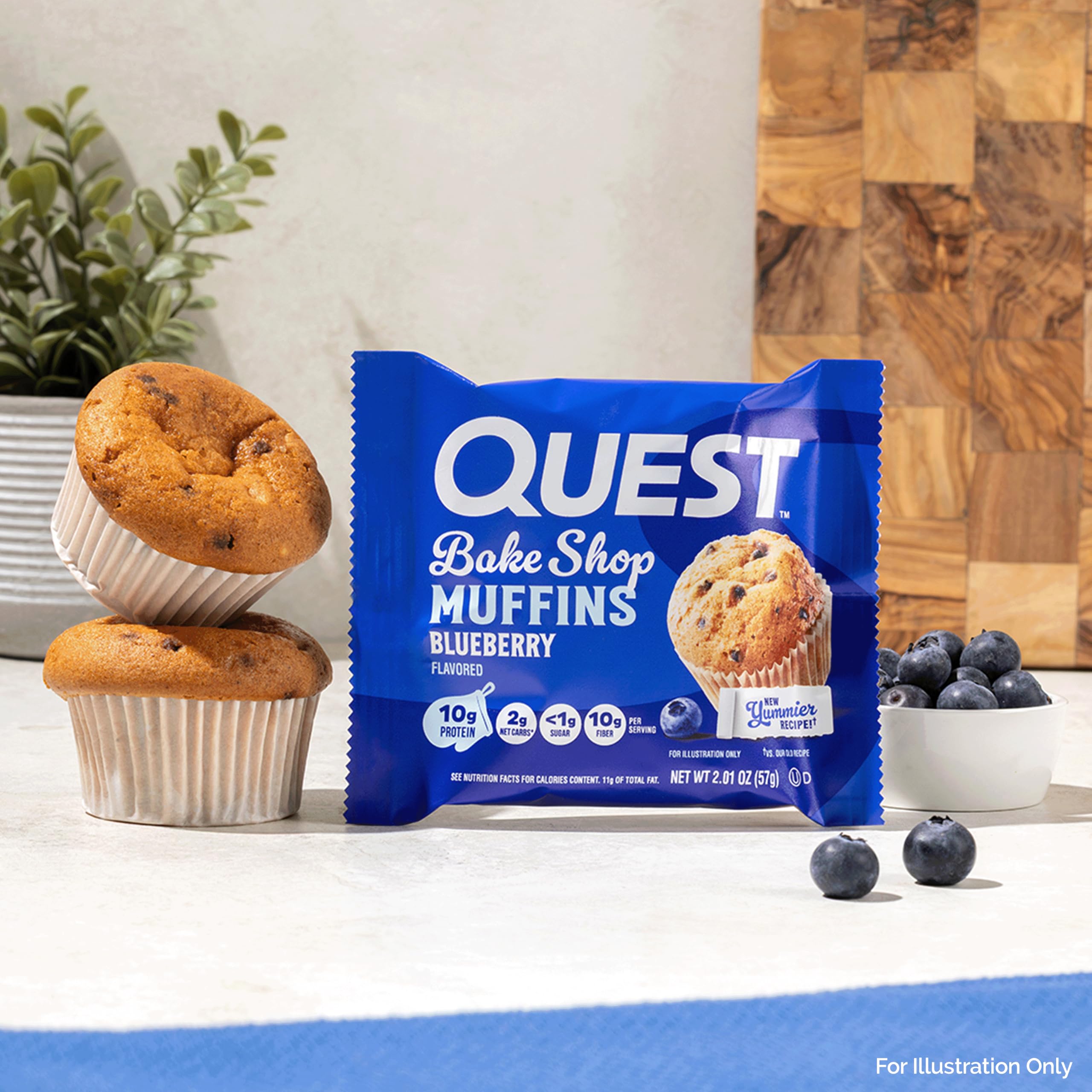 Manos sosteniendo Quest Blueberry Muffin listo para llevar y comer fuera de casa