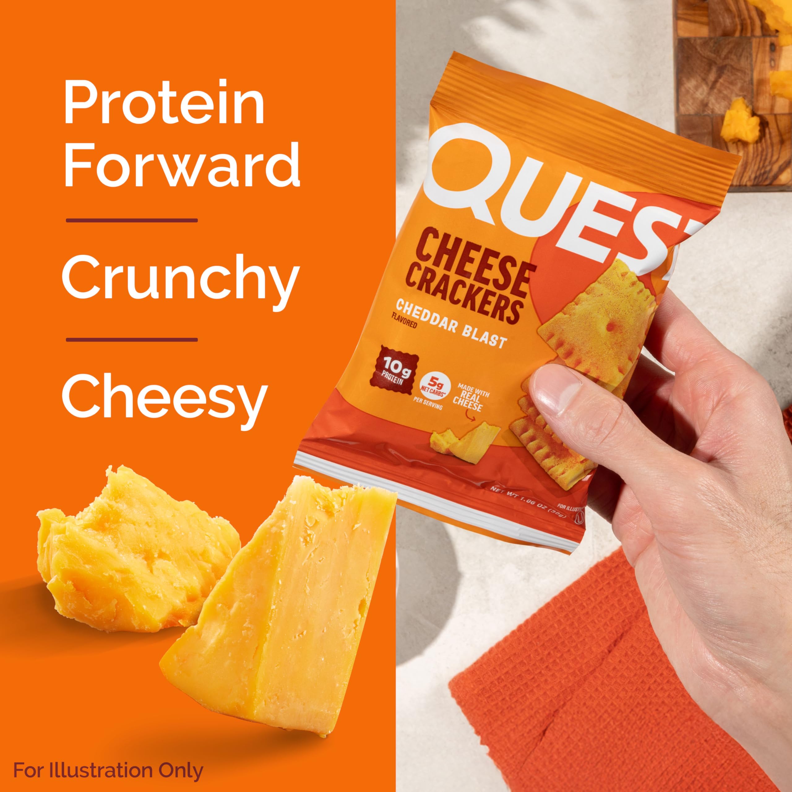 Quest galletas en mano para comparar tamaño y porción, portátil y controlada
