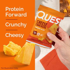 Quest galletas en mano para comparar tamaño y porción, portátil y controlada