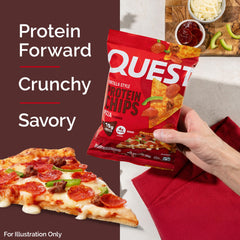 Quest bowl con chips pizza apilados en mesa, snack sabroso y apto para llevar