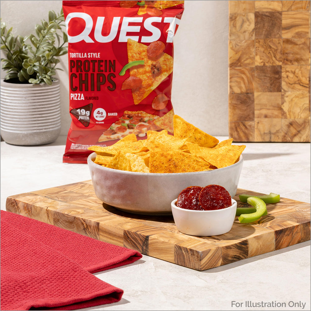 Quest mano sosteniendo bolsa individual de chips, práctico para ejercicio y oficina