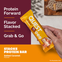 Quest Stacks barra en mano para comparar tamaño y llevar como snack proteico