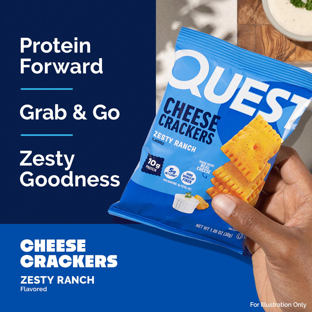 Quest crackers en mano para escala, muestra porción práctica y portátil