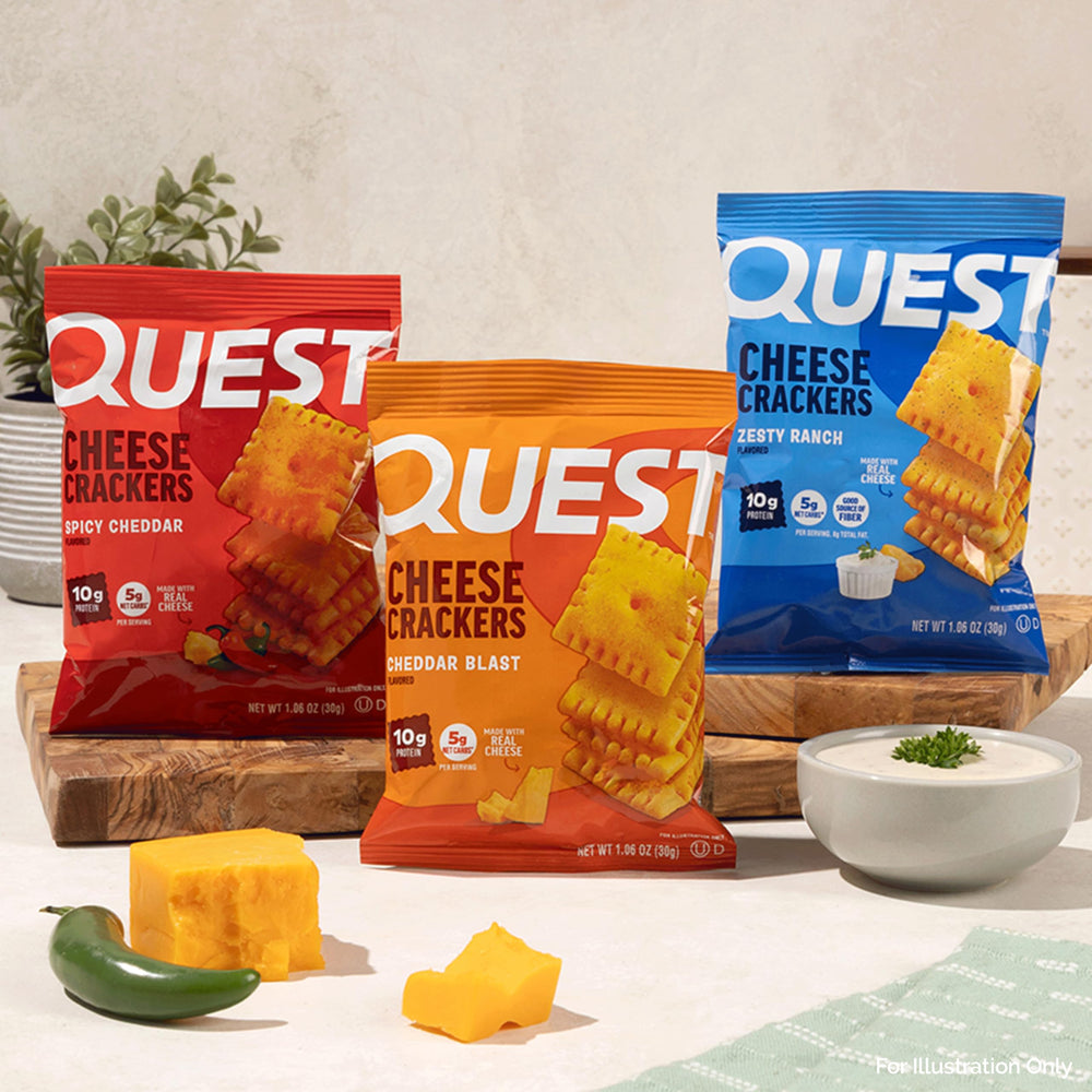 Quest crackers servidos en plato con dip, listo para compartir en reunión