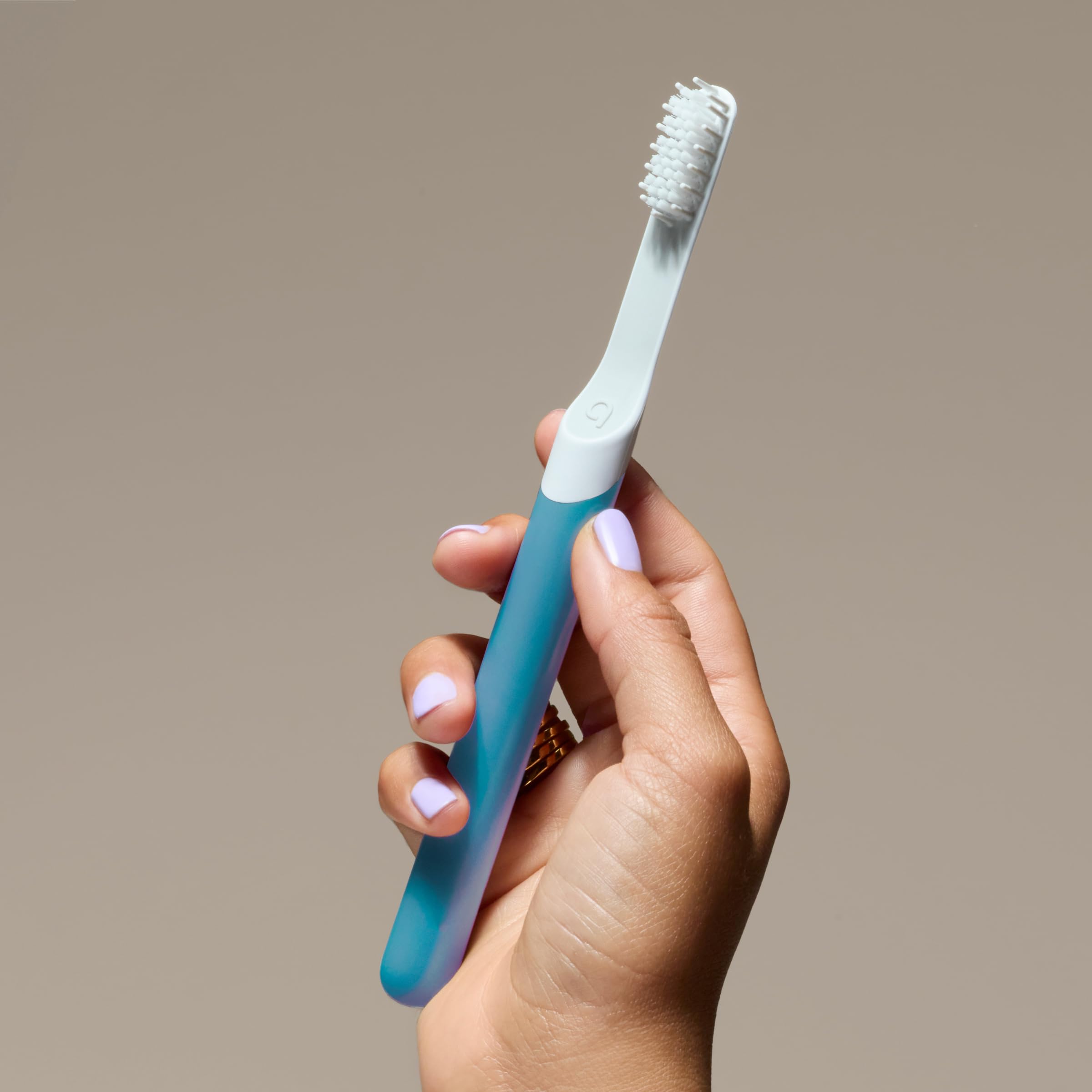 Quip en ambiente de baño mostrando estética minimalista y uso diario