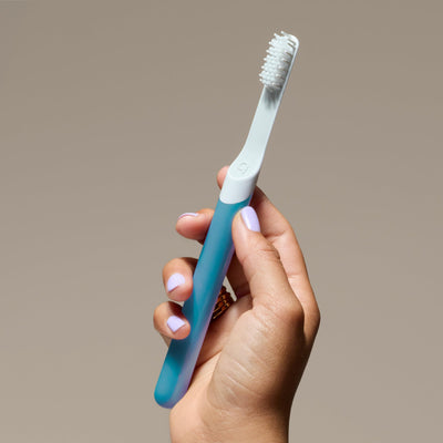 Quip en ambiente de baño mostrando estética minimalista y uso diario
