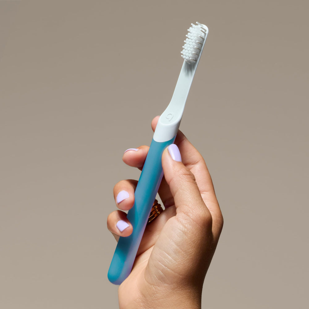 Quip en ambiente de baño mostrando estética minimalista y uso diario