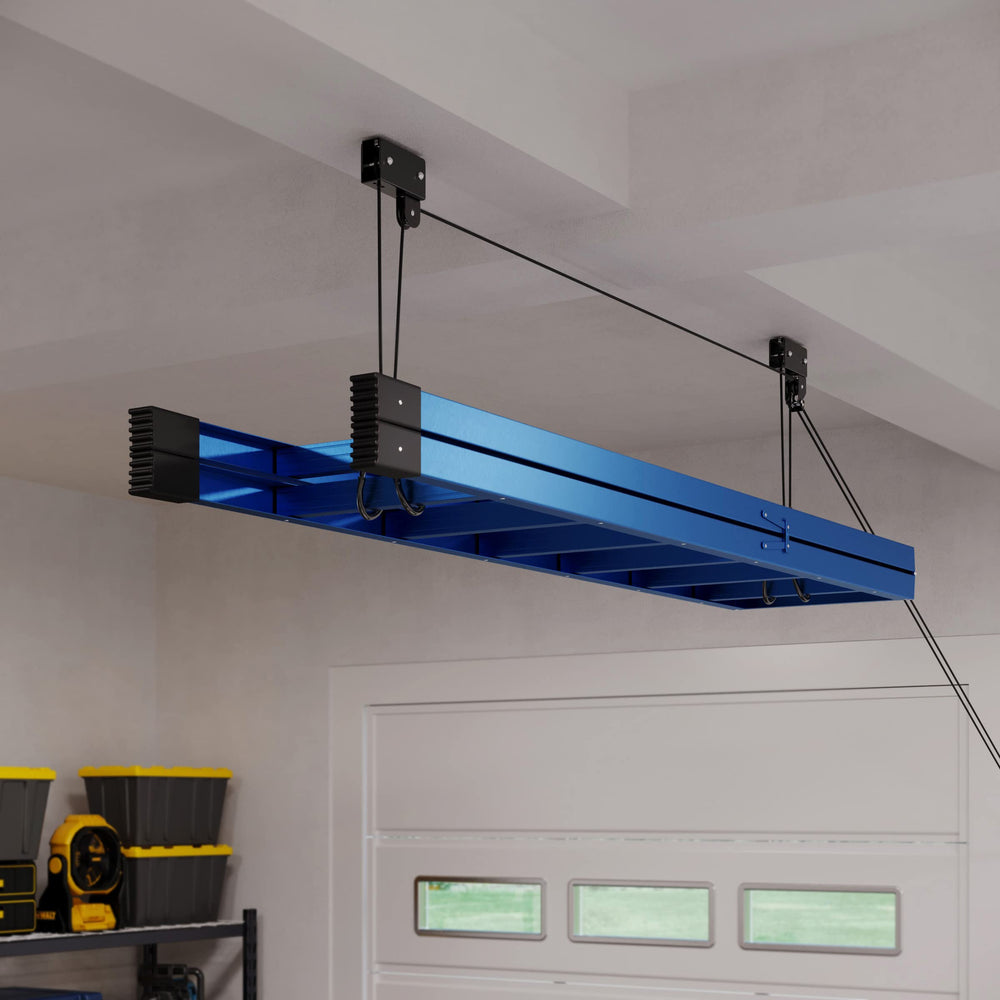 Rad Sportz elevador en uso alzando un kayak para ahorrar espacio