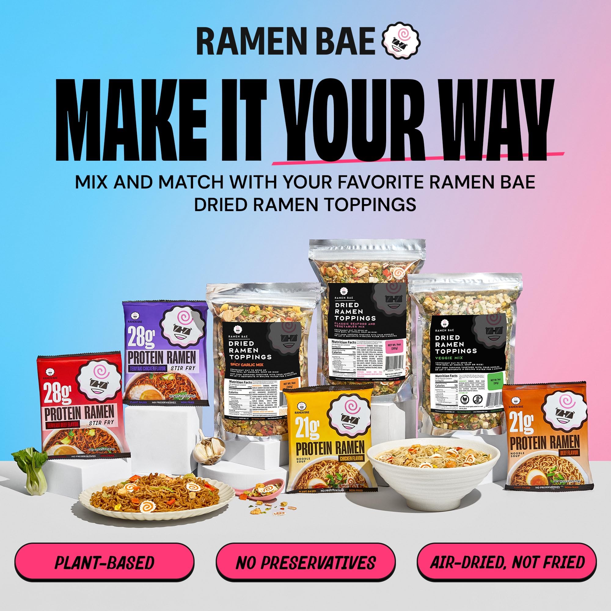 Ramen Bae persona disfrutando el bowl en cocina, ideal para comidas rápidas