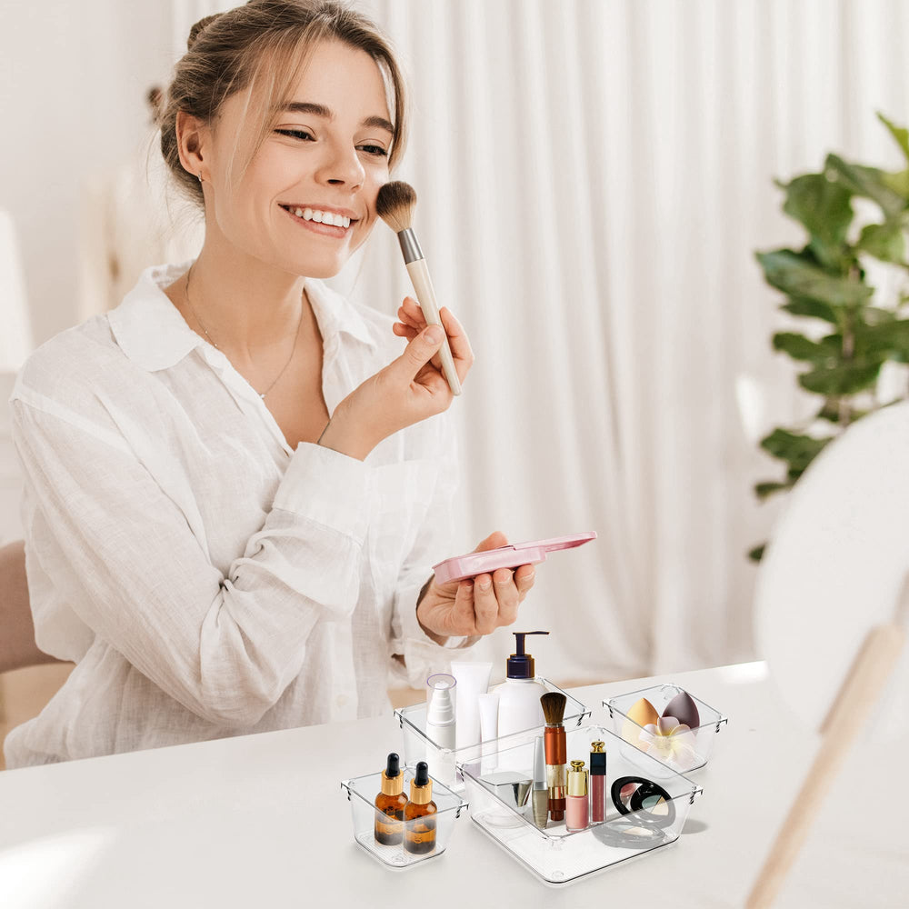 Ravinte bandejas con maquillaje ordenado para ahorro de tiempo