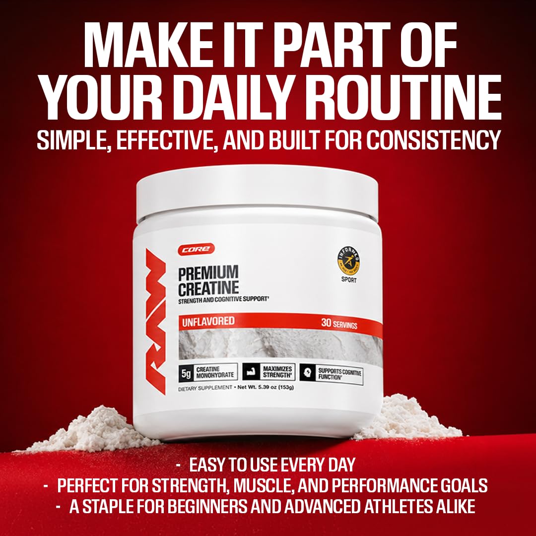 Atleta en gimnasio mezclando RAW creatine antes del entrenamiento