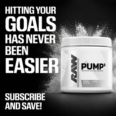 RAW Pump2 junto a otros suplementos RAW en una mesa para combinar pre-entrenos personalizados