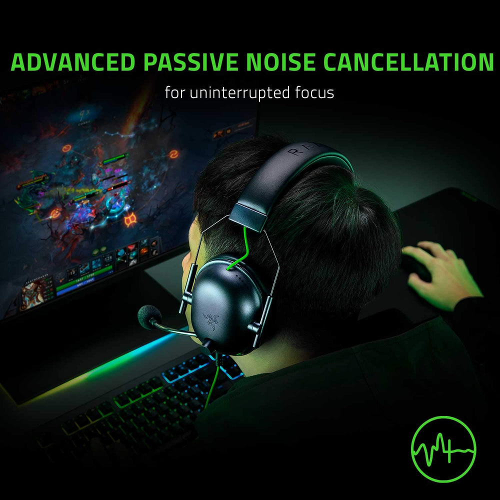 Razer BlackShark V2 X jugador en PC usando auriculares para competición