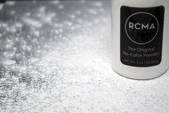 RCMA Makeup primer plano de textura del polvo suelto, acabado fino y sin color
