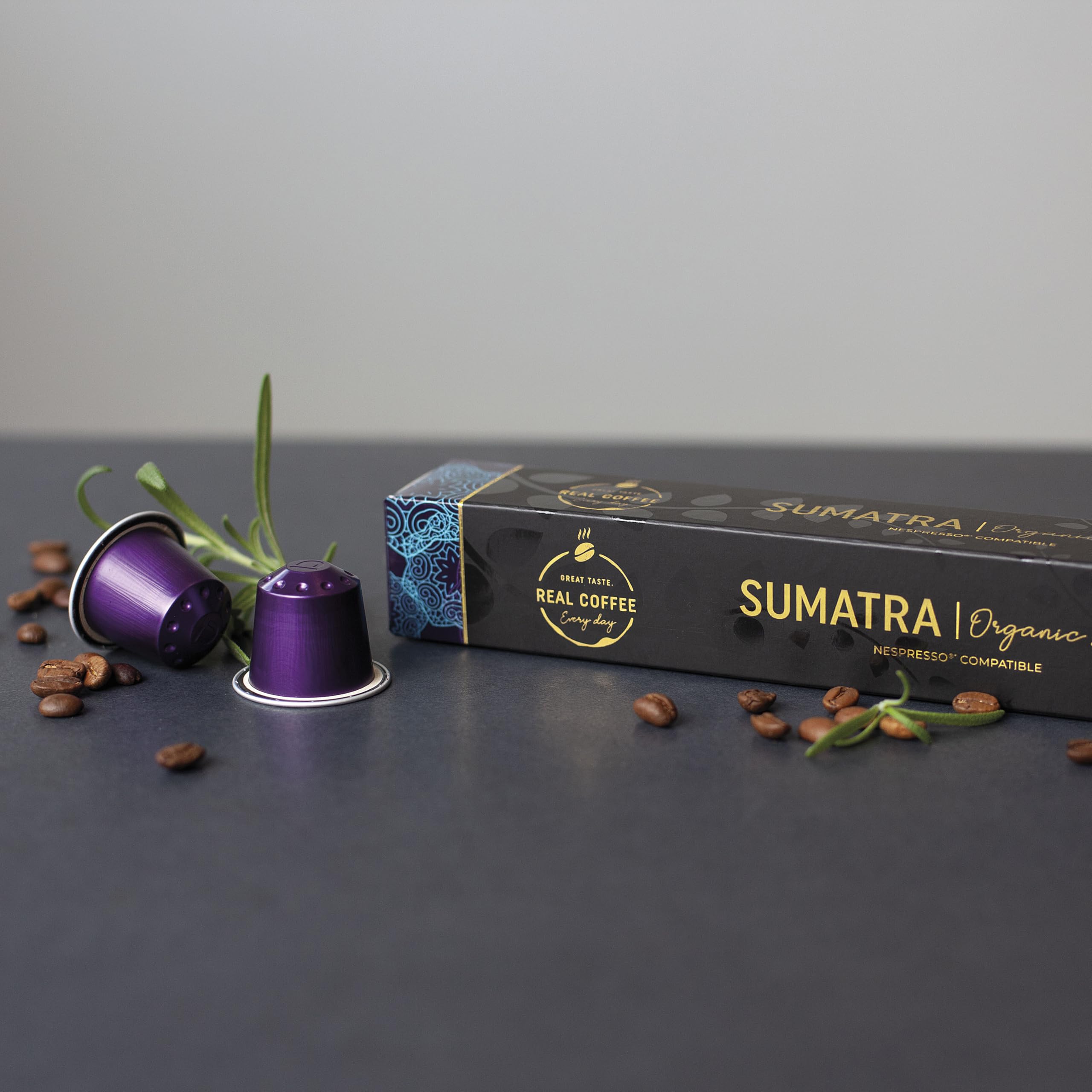 Taza de espresso junto a cápsula REAL COFFEE para comparar tamaño y crema, ayuda a elegir la intensidad