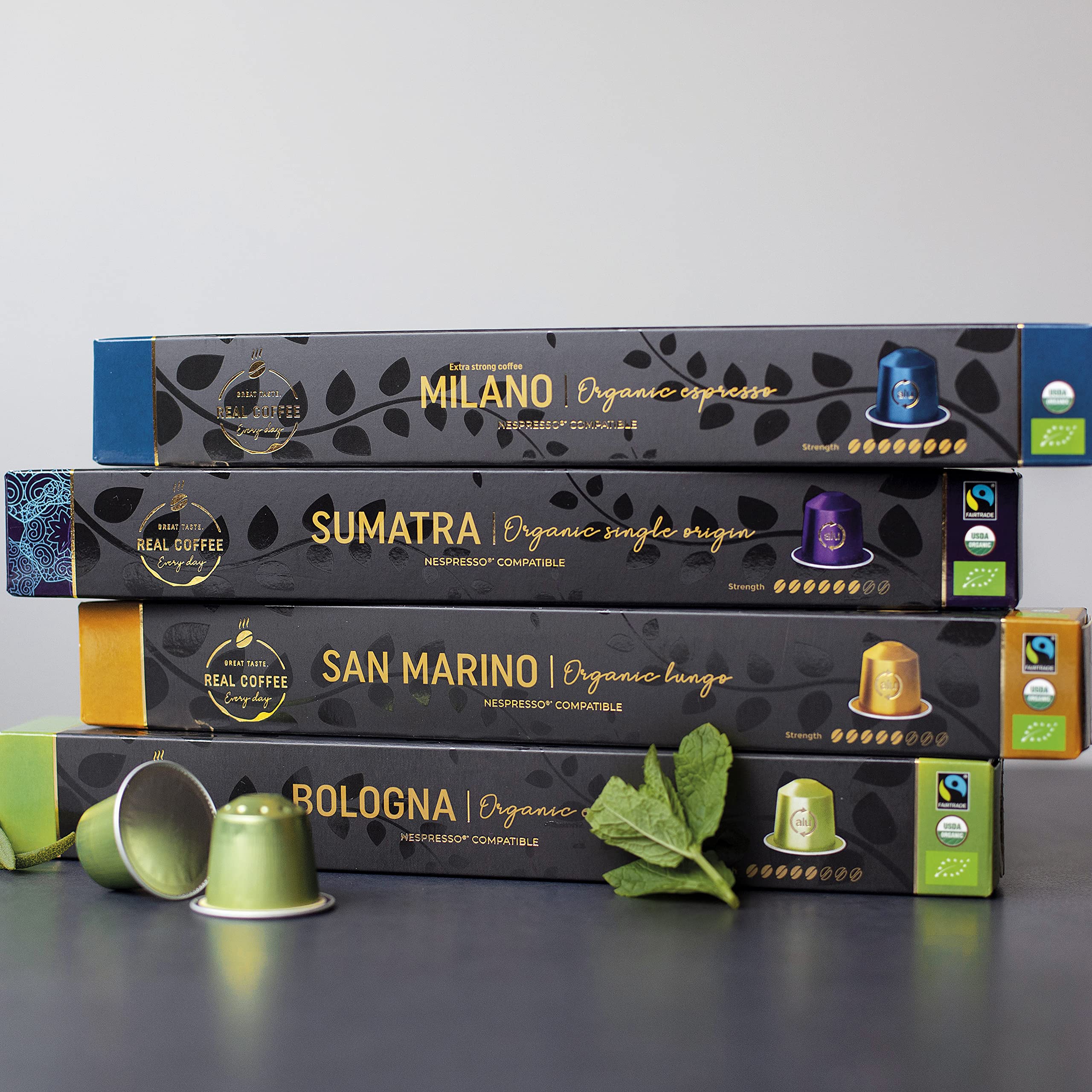 Cápsula REAL COFFEE insertada en máquina Nespresso Original, muestra uso sencillo y extracción de espresso