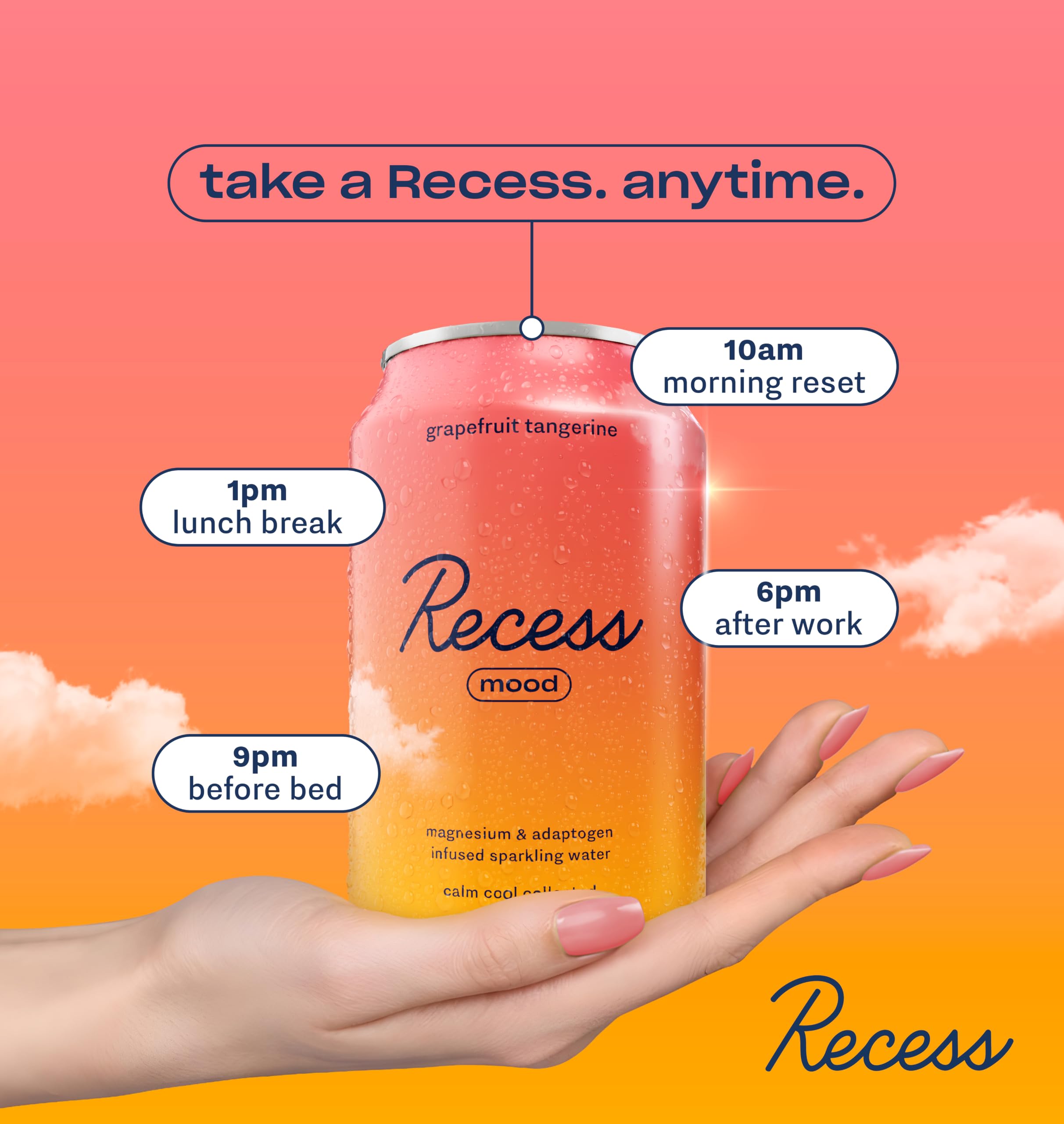 Recess lata en mano para mostrar tamaño real y comodidad de transporte