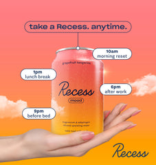 Recess lata en mano para mostrar tamaño real y comodidad de transporte