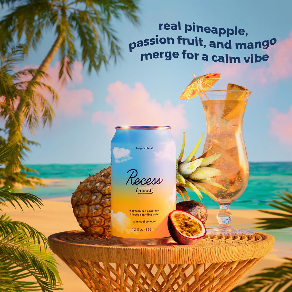 Recess lata Tropical Bliss servida con hielo, refresca tras el trabajo
