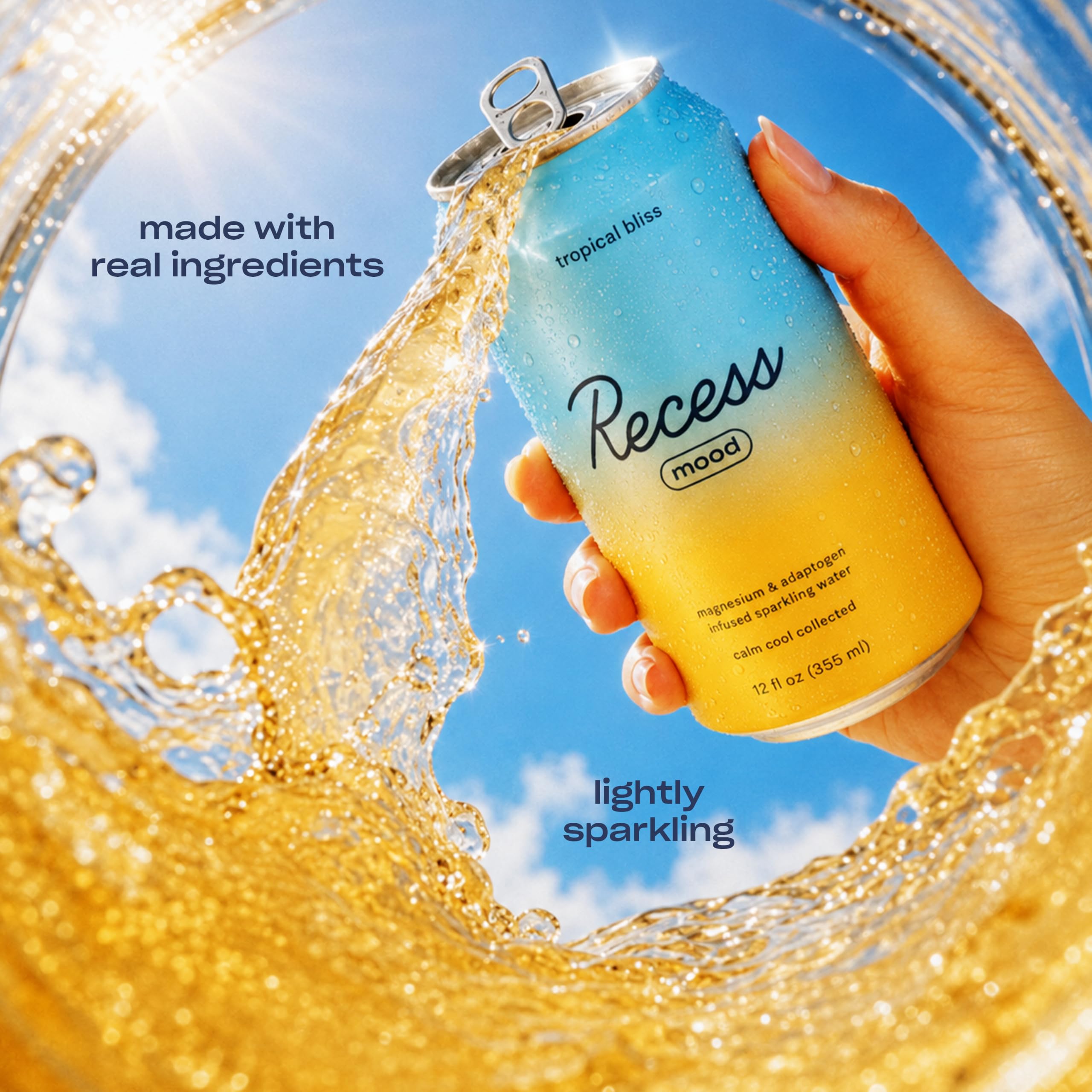 Recess Tropical Bliss mano sosteniendo lata, tamaño práctico para llevar