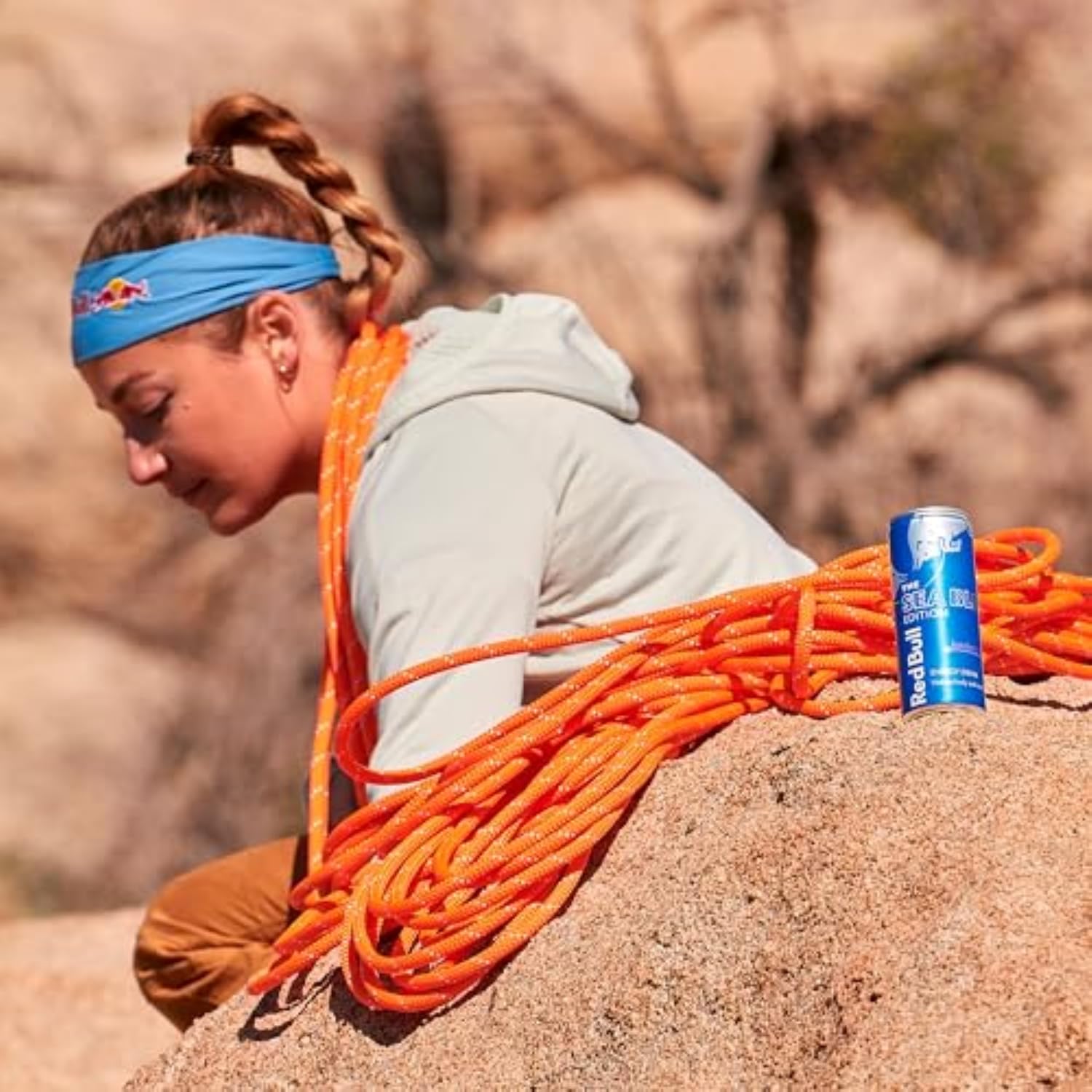Persona sosteniendo Red Bull Juneberry en la mano, enfatizando conveniencia y energía
