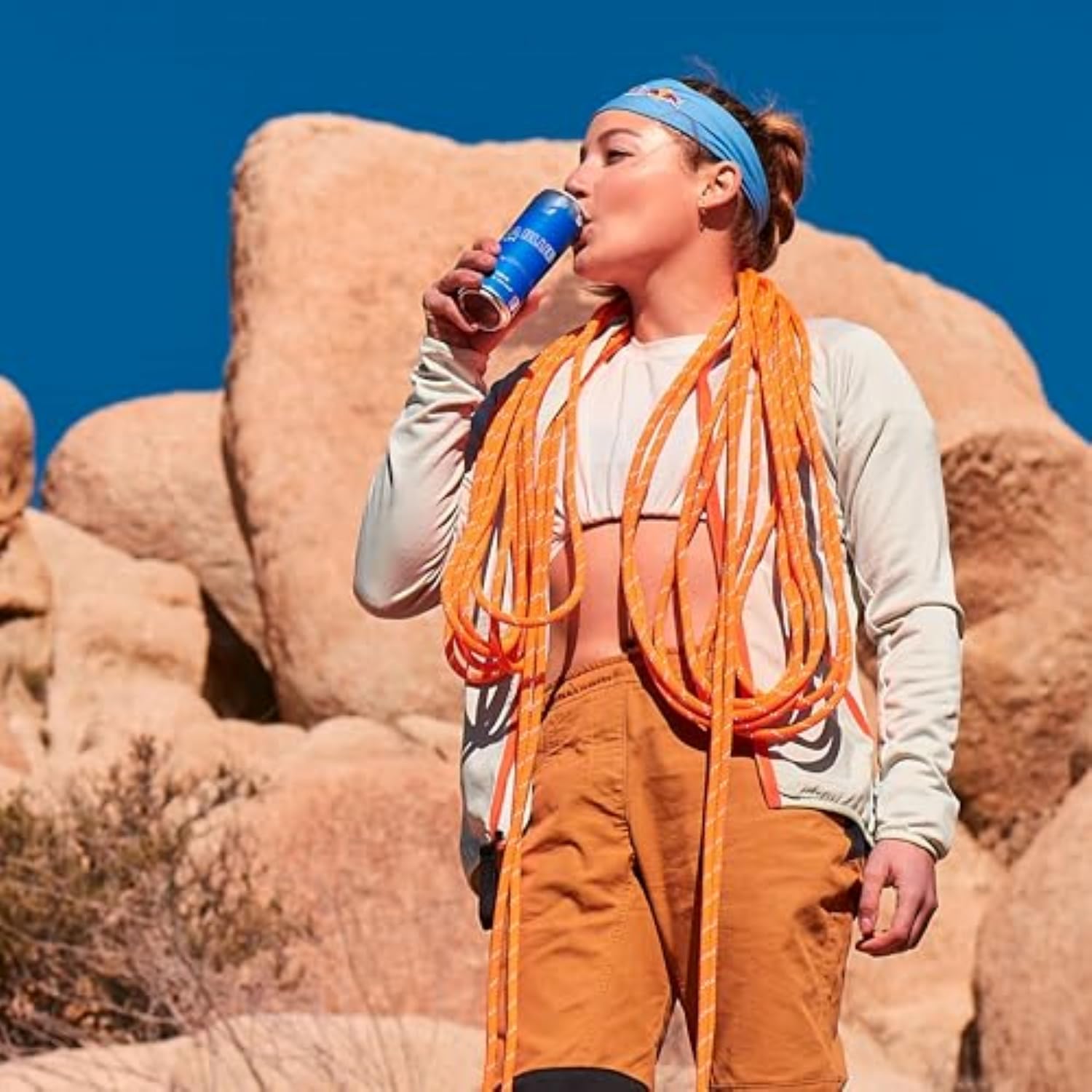 Comparación de tamaño de lata Red Bull Juneberry junto a un objeto cotidiano para escala