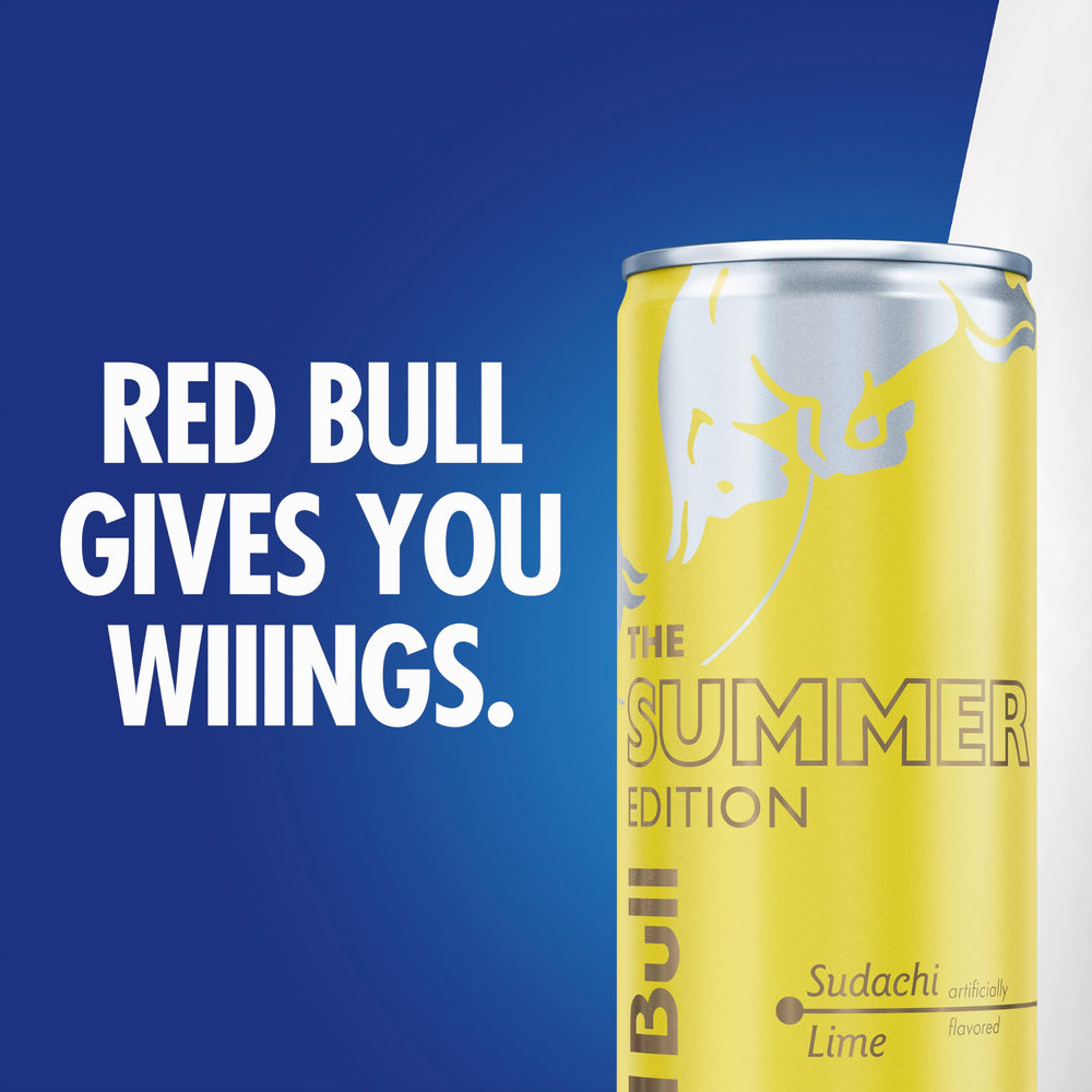 Red Bull Sudachi Lime lata junto a símbolo de reciclaje enfatizando aluminio reciclable