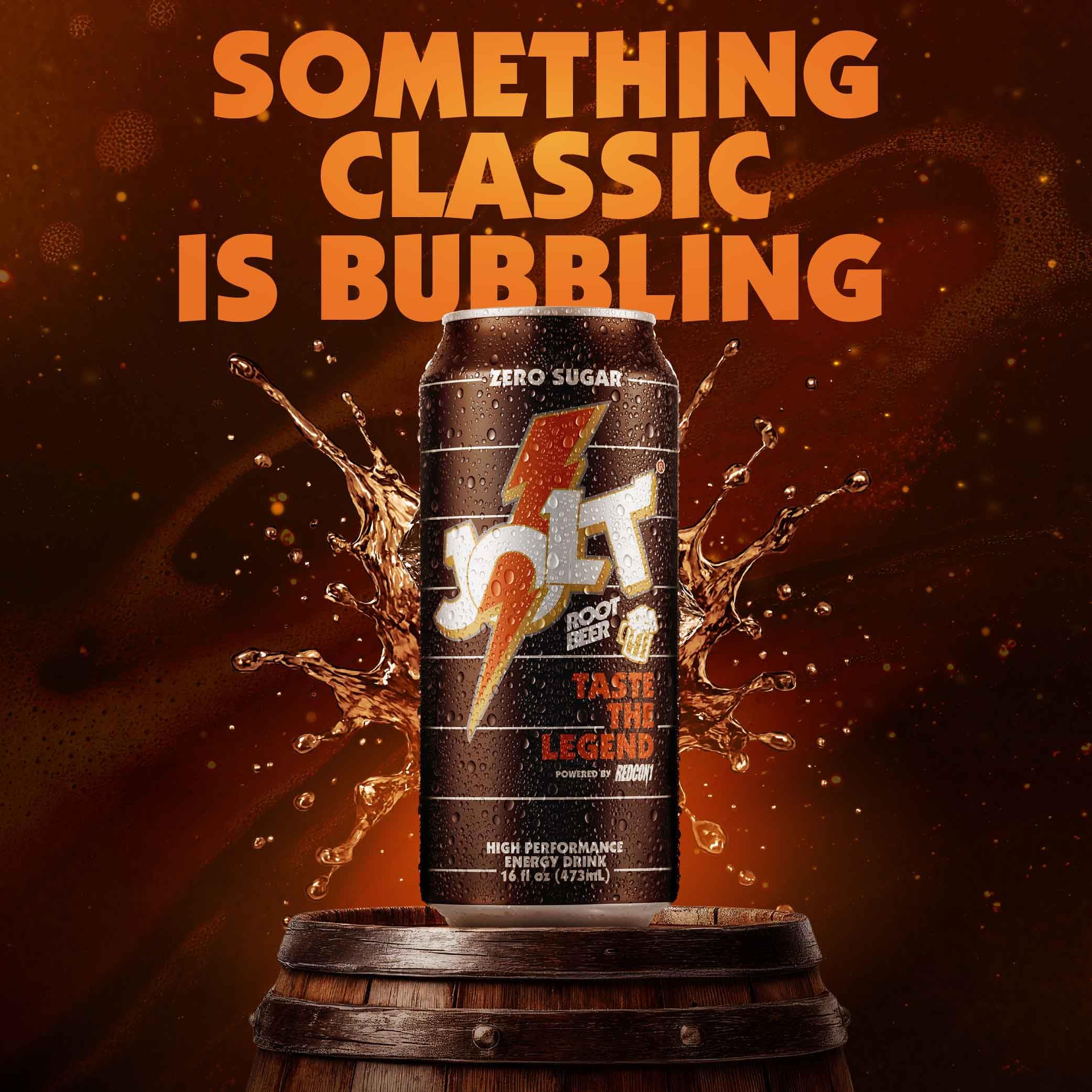 REDCON1 JOLT Root Beer al lado de una botella para comparar tamaño y conveniencia