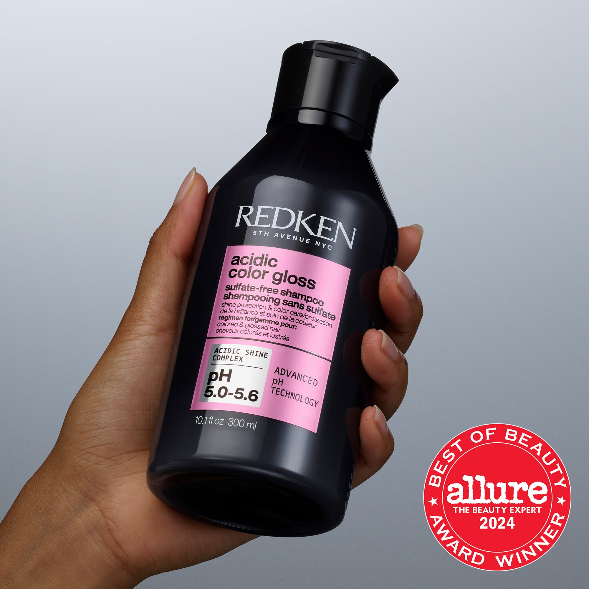 Redken champú Acidic Color Gloss en baño moderno ilustrando uso en rutina diaria