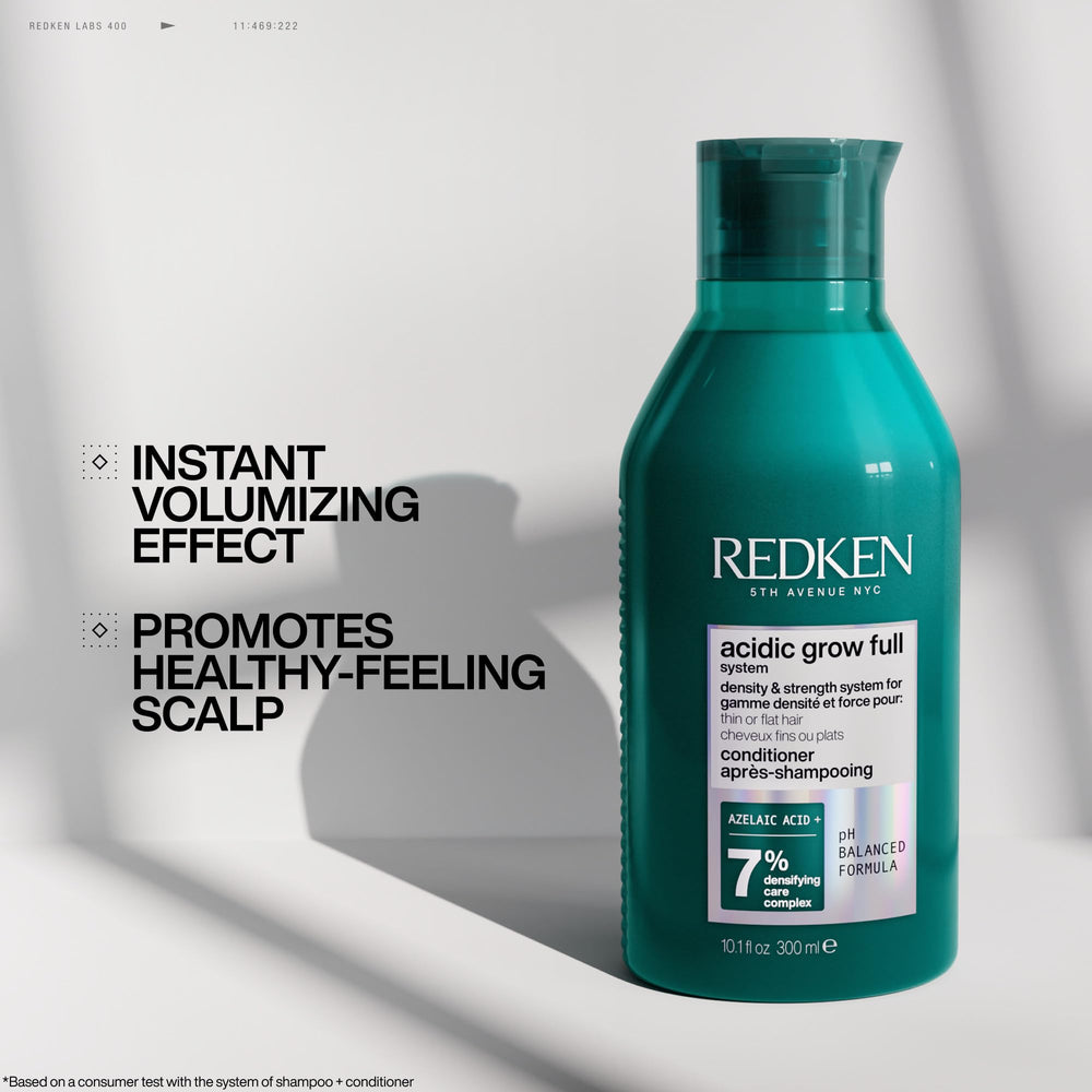 Redken Acidic Grow Full aplicando acondicionador sobre cabello mojado