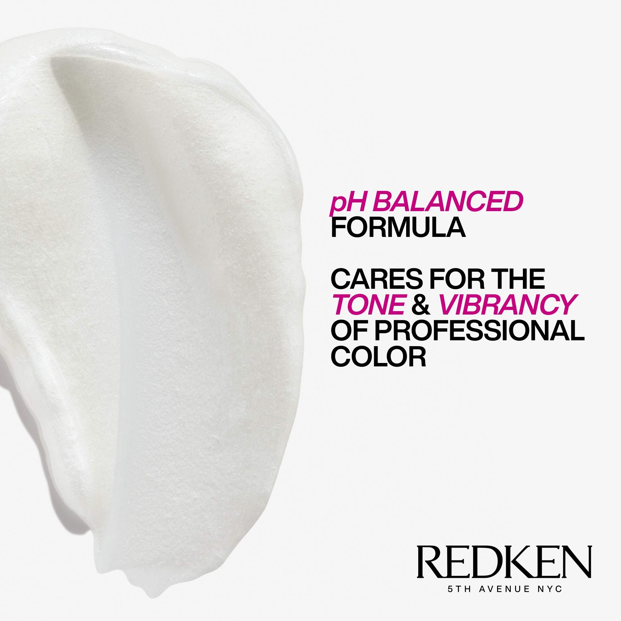 Redken en ambiente de salón que sugiere brillo y resultado profesional