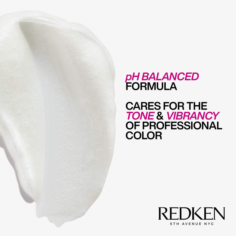 Redken en ambiente de salón que sugiere brillo y resultado profesional