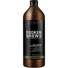 Redken Brews frente del envase mostrando el diseño y beneficio de limpieza suave