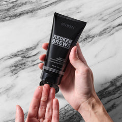 Redken Brews gel peinado en cabello seco con acabado natural y brillo medio